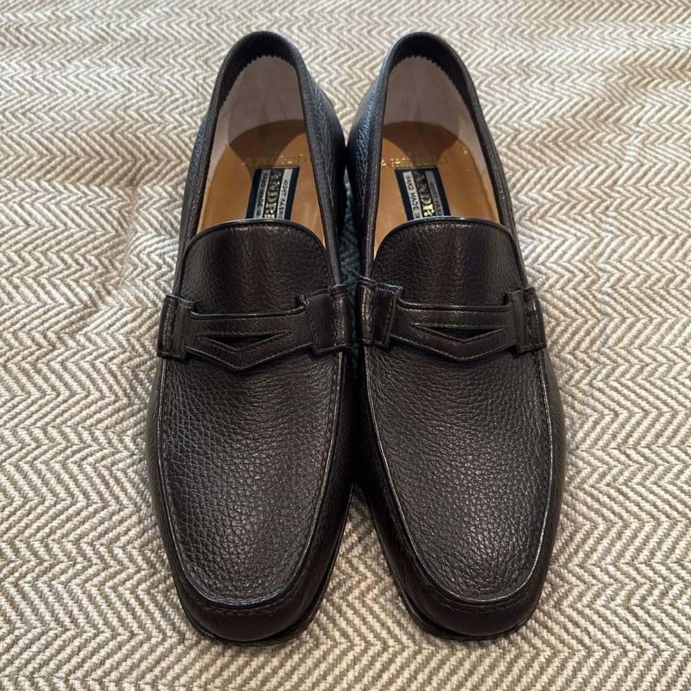 Artioli NWOT Brown grain leather loafer with custom fit shoe trees, size 9D.